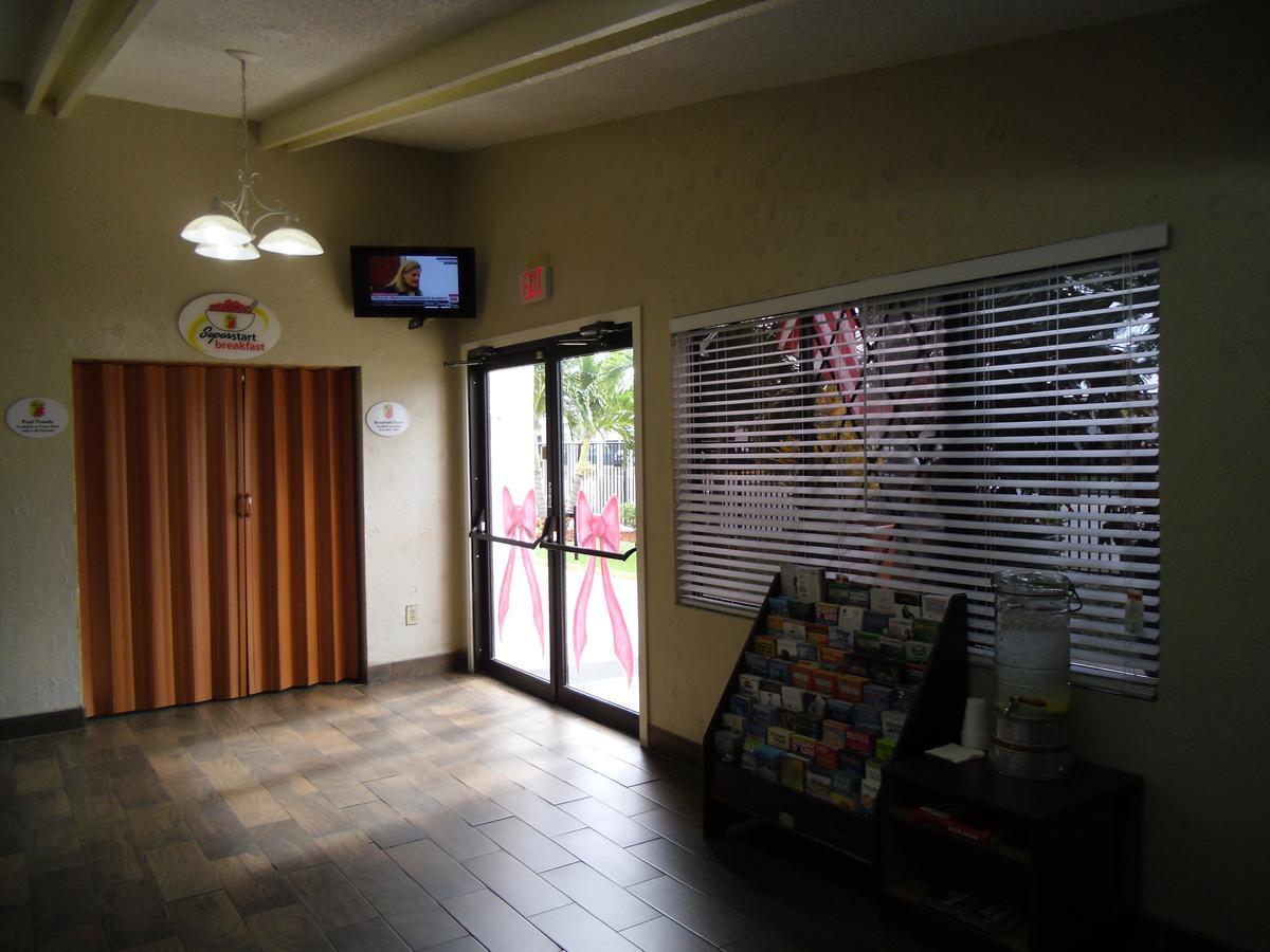 Super 8 By Wyndham Lantana West Palm Beach Εξωτερικό φωτογραφία